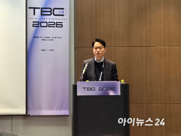 성진서 포스코홀딩스 에너지소재투자실 부장이 11일 서울 코엑스에서 열린 '인터배터리-더 배터리 콘퍼런스'에서 발표를 하고 있다. [사진=최란 기자]