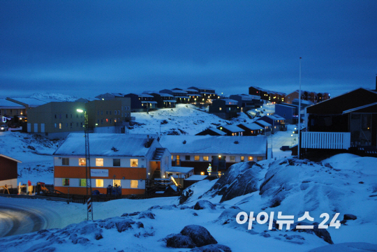 그린란드 일루리샛. 배를 타고 빙산으로 다가가고 있다. [사진=정종오 기자]