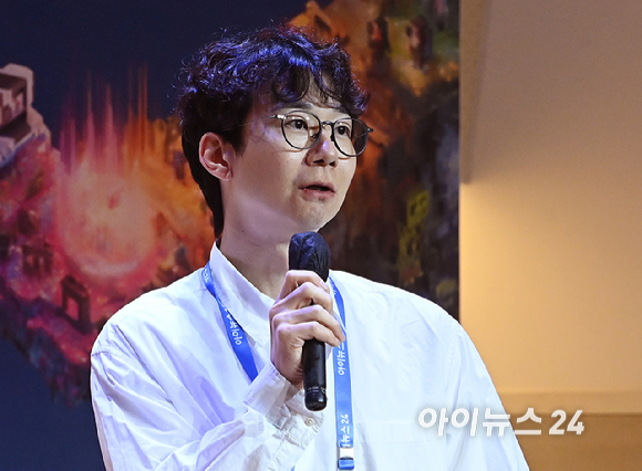 종합경제미디어 아이뉴스24가 주최하는 국내 게임과 콘텐츠 전반의 대세로 자리매김한 키워드인 '서브컬쳐'를 조망하는 ICT포럼 '비주류의 주류화: 서브컬쳐의 성공 노하우는' 이 21일 오후 서울 페럼타워에서 열렸다.김현우 네이버웹툰 컷츠 콘텐츠 리드가 강연을 하고 있다. [사진=곽영래 기자]