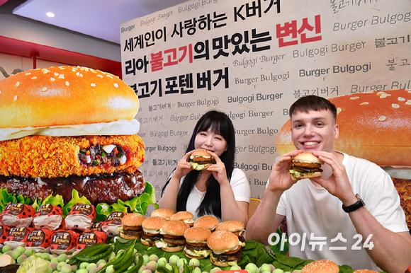 17일 서울 용산구 롯데리아 숙대입구역점에서 모델들이 신제품 '불고기포텐버거를 선보이고 있다. 불고기포텐버거는 조셉 리저우드 셰프와 공동 개발한 메뉴로 한국적인 맛과 다국적 입맛을 모두 사로 잡을 수 있도록 크리스피 불고기 토핑을 더했다. 입안에서 터지는 불고기 육즙과 깻잎 매실청 소스, 청양고추의 매콤함 등으로 다채로운 맛을 즐길 수 있는 점이 특징이다. [사진=곽영래 기자]