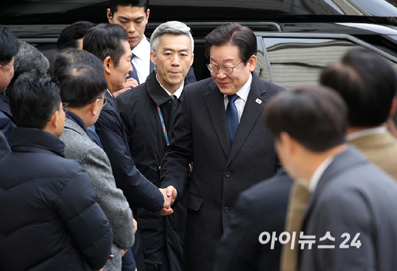 이재명 더불어민주당 대표가 25일 서울 서초구 중앙지방법원에서 열린 위증교사 혐의 사건 1심 선고공판에 출석하고 있다. [사진=사진공동취재단]