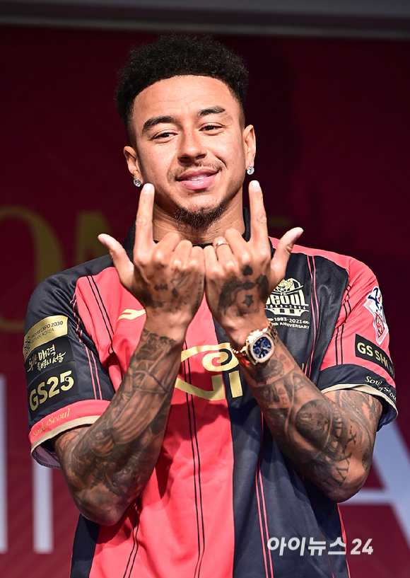 제시 린가드가 8일 오후 서울 상암월드컵경기장에서 열린 FC서울 입단식에서 기념촬영을 하고 있다. [사진=곽영래 기자]