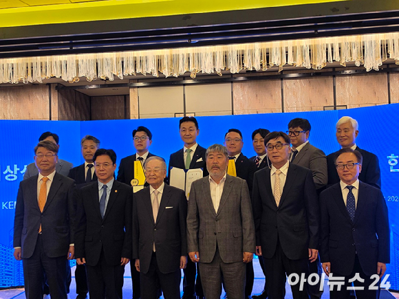 손경식(왼쪽부터) 한국경영자총협회 회장, 김동명 한국노동조합총연맹 위원장, 김영훈 고용노동부 장관이 14일 서울 종로구 포시즌스호텔에서 열린 제38회 한국노사협력대상 시상식에 입장하고 있다. [사진=권서아 기자]
