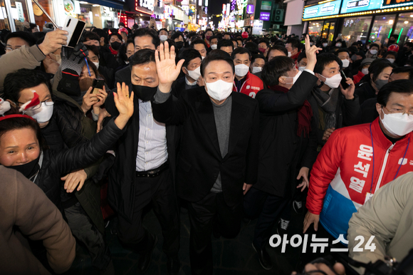 공식 선거운동 마지막 날인 8일 저녁 윤석열 국민의힘 대선후보가 이준석 당대표와 함께 서울 건대입구를 찾아 시민들에게 거리인사를 건네고 있다. [사진=국회사진취재단]