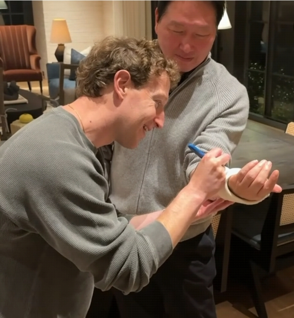 최태원 SK그룹 회장의 손목 깁스에 젠슨 황 엔비디아 CEO가 응원 메시지를 남긴 모습. [사진=최태원 인스타그램 캡처]