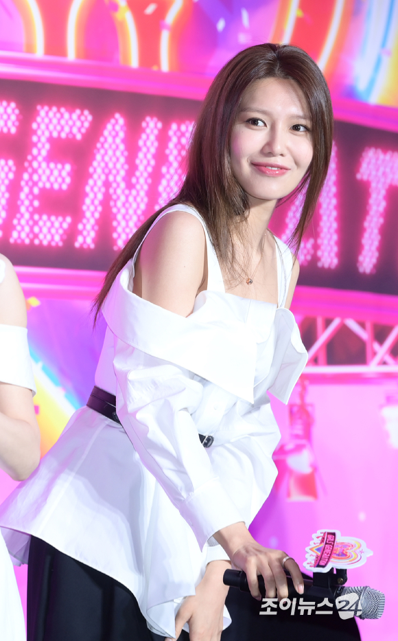 그룹 소녀시대 수영이 5일 오전 서울 삼성동 인터컨티넨탈 서울 코엑스에서 열린 데뷔 15주년 기념 정규 7집 '포에버 원'(FOREVER 1) 컴백 기자회견에 참석하고 있다. [사진=정소희 기자]