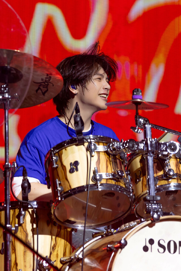 밴드 엔플라잉 이승협이 첫 전국투어 2026 N.Flying LIVE '&CON5 : into REM'(2026 엔플라잉 라이브 '엔콘5 : 인투 렘') 부산 공연에서 멋진 무대를 선사하고 있다. [사진=FNC엔터테인먼트]