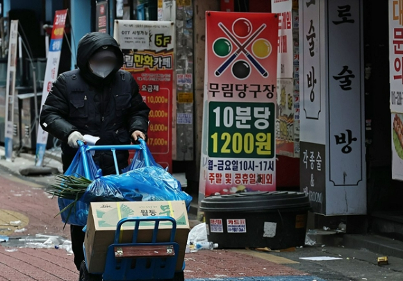 서울 시내의 한 식당가에서 영업 전 식자재를 옮기는 자영업자 모습. [사진=연합뉴스]