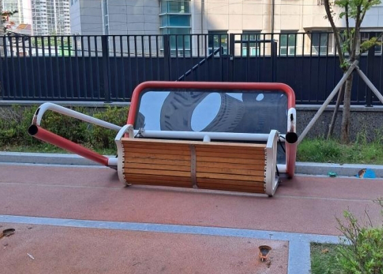 지난 10일 오후 3시29분쯤 경북 경산의 한 아파트 단지 내 놀이터에서 10대 남자 초등학생 A군이 흔들의자(그네의자)에 깔려 숨지는 사고가 발생했다. 사진은 사고가 발생한 놀이터 흔들의자. [사진=경북소방본부]