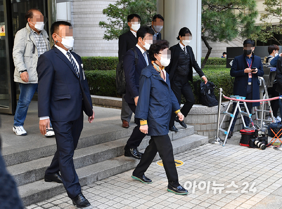 윤석열 전 검찰총장의 장모 최모 씨가 서울 서초구 서울고등법원에서 열린 특정경제범죄 가중처벌 등에 관한 법률위반(사기)등의 혐의 관련 항소심 공판을 마친 뒤 법원 청사를 나서고 있다. [사진=김성진 기자]