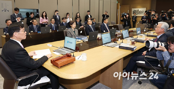 이창용 한국은행 총재가 12일 서울 중구 한국은행에서 열린 금융통화위원회를 주재하고 있다. [사진=공동취재단]
