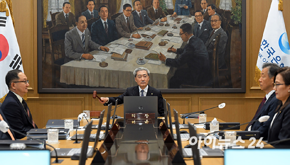 신현송 한국은행 총재가 27일 오전 서울 중구 한국은행에서 열린 금융통화위원회 회의에서 의사봉을 두드리고 있다. [사진=사진공동취재단]