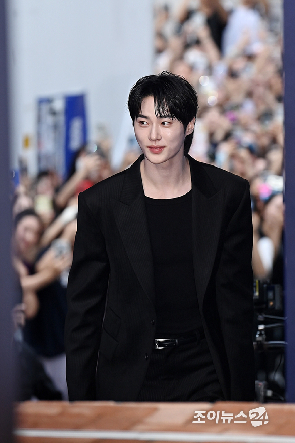 배우 변우석이 21일 서울 용산구 한남동 낫배드커피 한남에서 열린 조니워커 '더 블루로드:루트 투 석세스' 팝업 오프닝 행사에 참석해 포즈를 취하고 있다. [사진=곽영래 기자]
