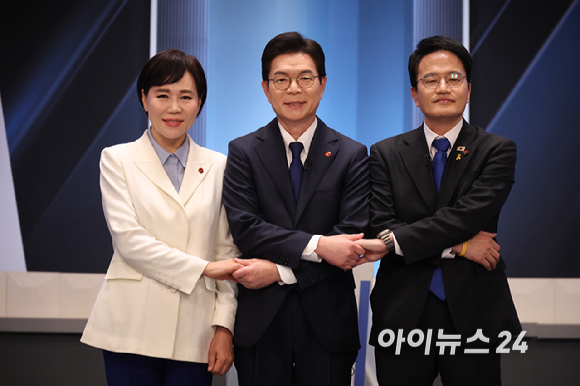더불어민주당 전현희(왼쪽부터), 정원오, 박주민 서울시장 예비후보가 3일 서울 여의도 KBS 스튜디오에서 열린 더불어민주당 서울시장 본경선 후보자 2차 합동토론회에서 기념촬영을 하고 있다. [사진=국회사진기자단]