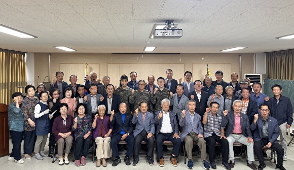 대한노인회 경산시지회를 찾은 육군 제2신속대응사단 황금독수리여단 관계자들과 노인회 관계자들이 기념촬영을 하고 있다. [사진=경산시]