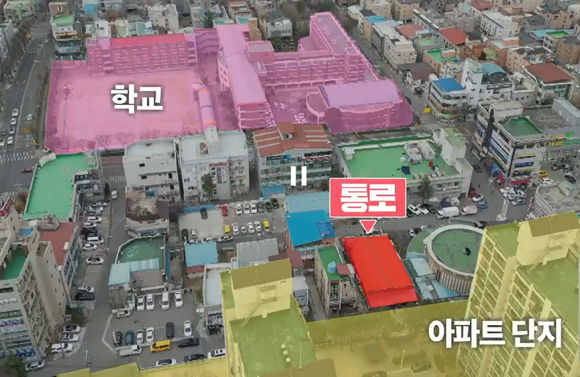 지난 10일 KBS에 따르면 전주시 인후동에 위치한 한 건물주 A씨는 자신의 건물 내부에 통로를 내 인근 아이들의 등하교를 위한 통학로를 만들었다. [사진=KBS]