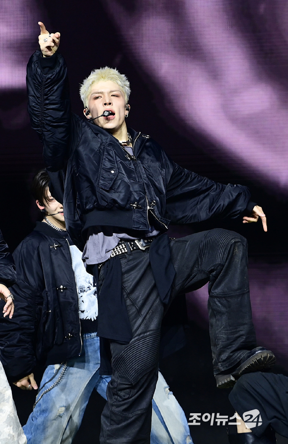 그룹 앤팀 마키가 28일 오후 서울 용산구 한남동 블루스퀘어에서 열린 &TEAM(앤팀) 한국 데뷔 앨범 미니 1집 'Back to Life'(백 투 라이프)발매 기념 쇼케이스에 참석해 멋진 무대를 선보이고 있다. [사진=정소희 기자]