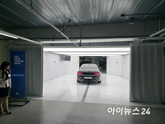 차량이 '하부 스캔 장비'를 지나고 있다. [영상=김종성 기자]