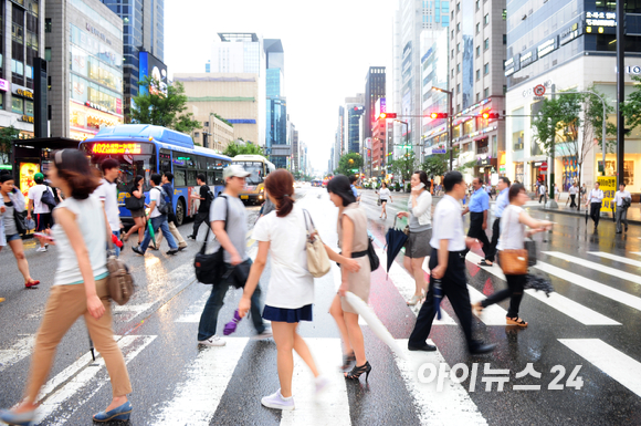 서울 강남역 부근에서 시민들이 걷고 있는 모습. [사진=아이뉴스24DB ]