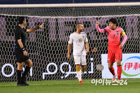 대한민국 손흥민이 7일 오후 안산 와스타디움에서 진행된 '2022 카타르 월드컵' 아시아 지역 최종예선 A조 3차전 대한민국과 시리아의 경기에서 심판에게 항의하고 있다.