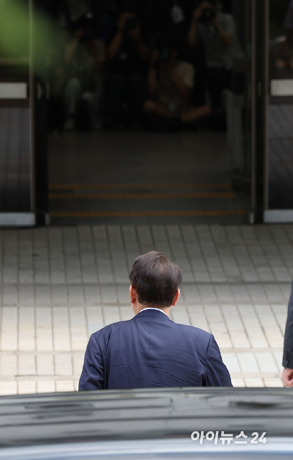 12·3 비상계엄과 관련해 특검의 수사를 받는 윤석열 전 대통령이 두 번째 구속 전 피의자 심문(영장실질심사)을 받기 위해 9일 오후 서울 서초구 중앙지법으로 출석하고 있다. [사진=사진공동취재단]