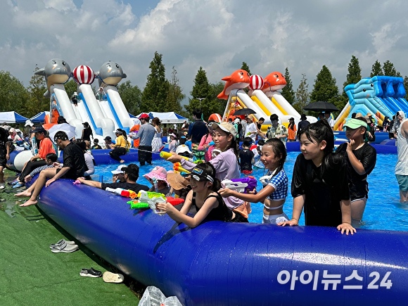 지난 20일 부산광역시 북구 화명생태공원 민속놀이마당에서 열린 ‘제2회 낙동강 물총축제’에 참여한 아이들이 물총을 쏘며 즐거운 시간을 보내고 있다. [사진=정예진 기자]