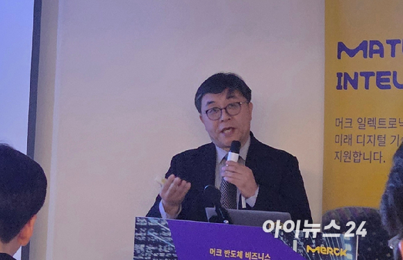 김우규 한국머크 대표이사가 10일 서울 강남구 해성2빌딩에서 열린 기자간담회에서 한국 투자 현황과 비전을 밝히고 있다. [사진=박지은 기자]