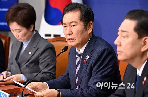 정청래 더불어민주당 대표가 12일 서울 여의도 국회에서 열린 최고위원회의에서 발언하고 있다. [사진=곽영래 기자]