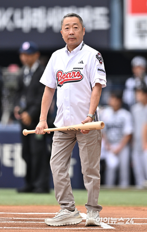 젠슨 황 엔비디아 최고경영자(CEO)와 박정원 두산그룹 회장(두산베어스 구단주)이 7일 오후 서울 잠실야구장에서 열린 KBO리그 두산과 키움의 경기에서 시구에 앞서 인사를 하고 있다. [사진=사진공동취재단]