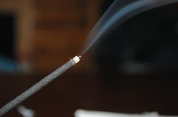 임신 중 제사향 노출이 태아에 미치는 영향을 클까봐 걱정하는 산모의 사연이 알려졌다. 사진은 향이 타는 모습. [사진=픽사베이 ]