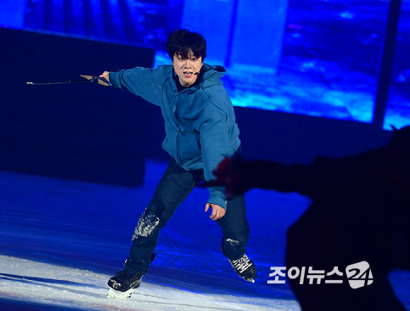 그룹 iKON 김진환이 23일 오후 서울 목동아이스링크에서 열린 뮤지컬 '나 혼자만 레벨업 on ICE' 프레스콜에서 열연하고 있다. [사진=정소희 기자]