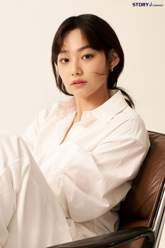 배우 강미나가 현 소속사 스토리제이컴퍼니와 재계약을 체결했다. [사진=스토리제이컴퍼니]