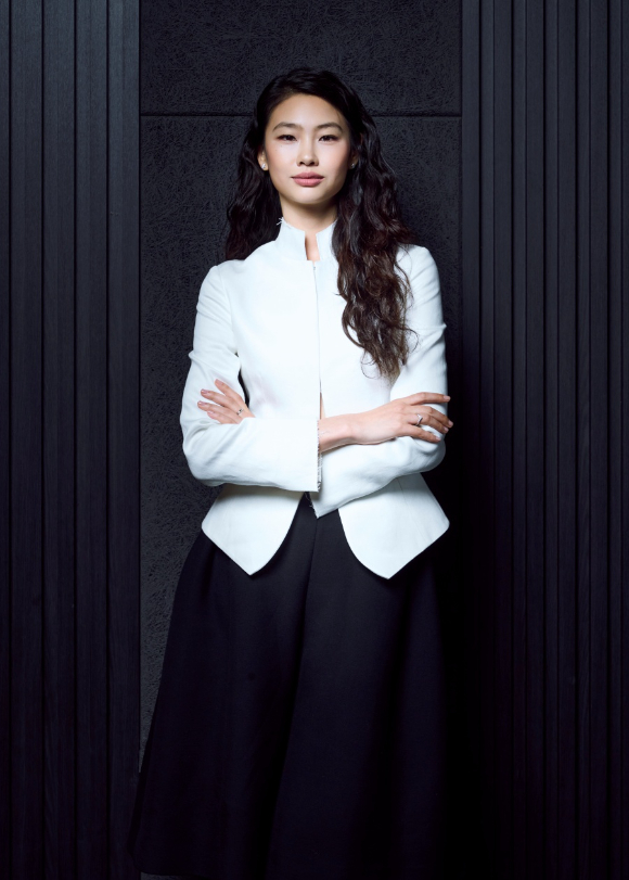배우 정호연이 영화 '호프' 인터뷰에 앞서 포즈를 취하고 있다. [사진=플러스엠엔터테인먼트]