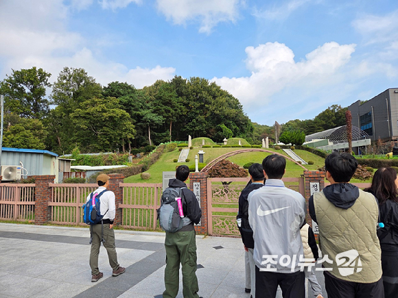 25일 오전 열린 '브브걸 민영과 함께 하는 팬트레킹-제12회 희망찾기 등산&middot;트레킹 교실'(이하 트레킹교실)' 참가자들이 정의공주 묘역을 둘러보고 있다. [사진=이미영 기자]