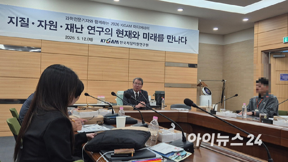 지질자원연 관계자가 달 표면 다목적 모빌리티 등 군집로버를 시연하고 있다. [사진=지질자원연]