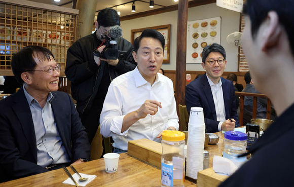 오세훈 국민의힘 서울시장 후보가 노동절을 하루 앞둔 30일 서울 금천구 가산디지털단지(G밸리)를 찾아 직장인들과 식사를 하고 있다. [사진=연합뉴스]