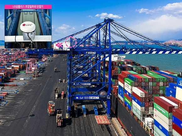 사진은 부산신항 5부두에 위치한 항만 크레인에 설치된 초정밀측위(RTK) 단말의 모습 [사진=LGU+]