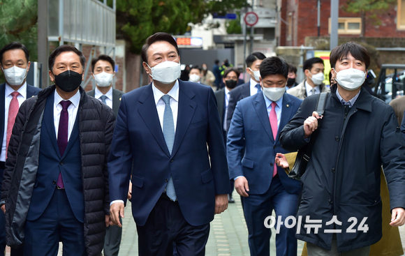 윤석열 대통령 당선인이 18일 오전 서울 종로구 통의동 집무실을 나와 국민의힘 이준석 대표, 김기현 원내대표, 정진석 국회 부의장과 함께 점심식사를 하기 위해 식당으로 이동하고 있다. [사진=국회사진취재단]