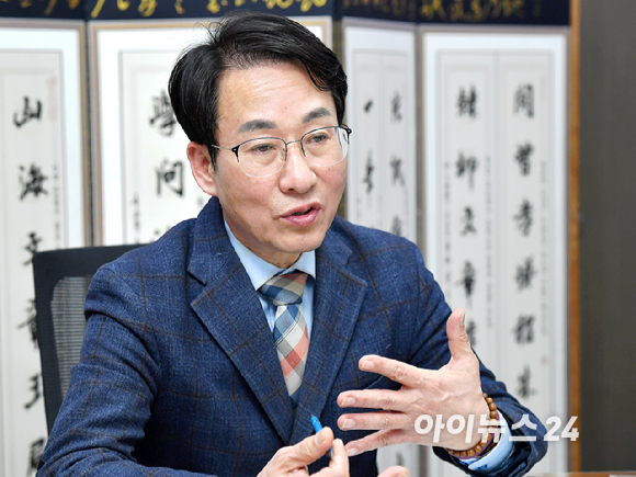 이원욱 개혁신당 의원(경기 화성시정 후보)이 지난 14일 서울 여의도 국회의원회관에서 아이뉴스24와 인터뷰를 하고 있다. [사진=곽영래 기자]