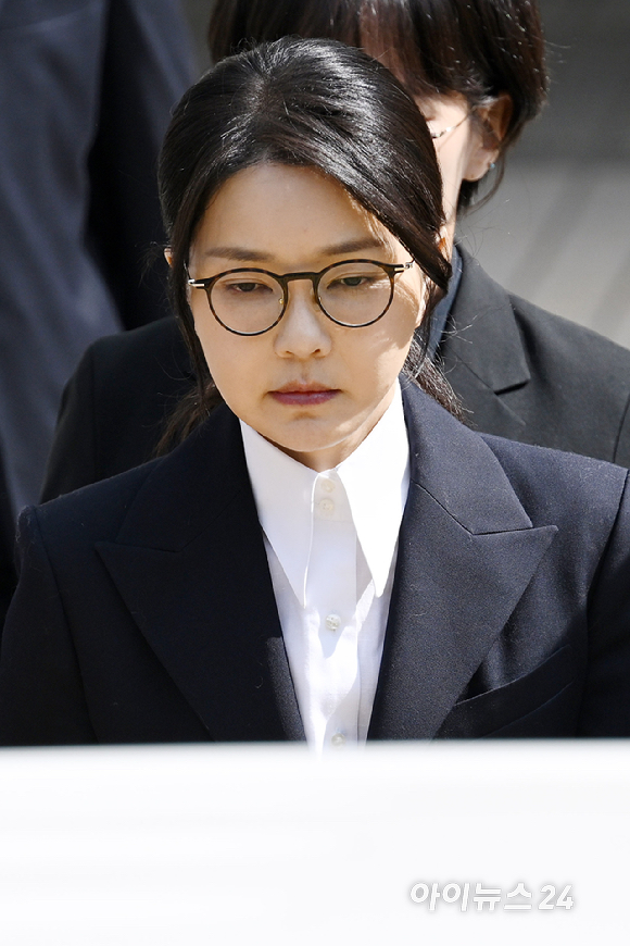 윤석열 전 대통령 부인 김건희 씨가 12일 오후 서울 서초구 서울중앙지방법원에서 열린 구속 전 피의자 심문(영장실질심사)을 마치고 법원을 나서고 있다. [사진=사진공동취재단]