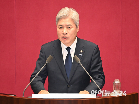 서왕진 조국혁신당 원내대표가 15일 서울 여의도 국회에서 열린 본회의에서 비교섭단체 대표 발언을 하고 있다. [사진=곽영래 기자]
