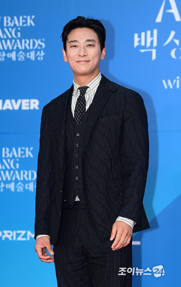 배우 주지훈이 5일 오후 서울 삼성동 코엑스에서 열린 제61회 백상예술대상 시상식 레드카펫 행사에 참석하고 있다. [사진=정소희 기자]