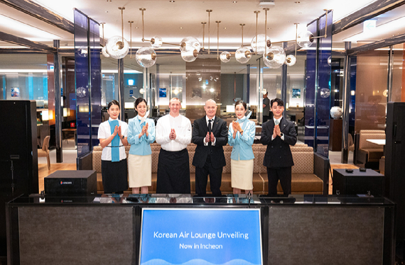대한항공은 인천국제공항 라운지의 대대적인 리뉴얼을 마치고 14일 사전 공개 행사를 열었다. 사진은 행사에 참석한 David Pacey 대한항공 기내식기판 및 라운지 부문 부사장(왼쪽에서 네 번째)과 직원들이 기념사진을 촬영하는 모습 [사진=대한항공]