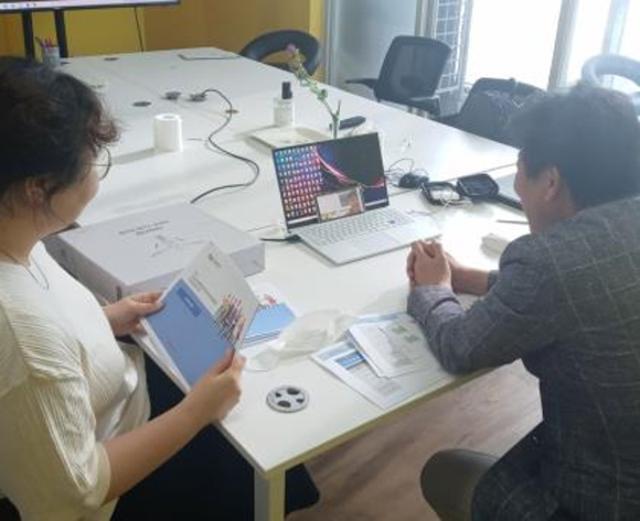  송경수 젓가락스테이크 대표가 컨설팅을 받고 있는 모습. [사진=젓가락스테이크굽다]