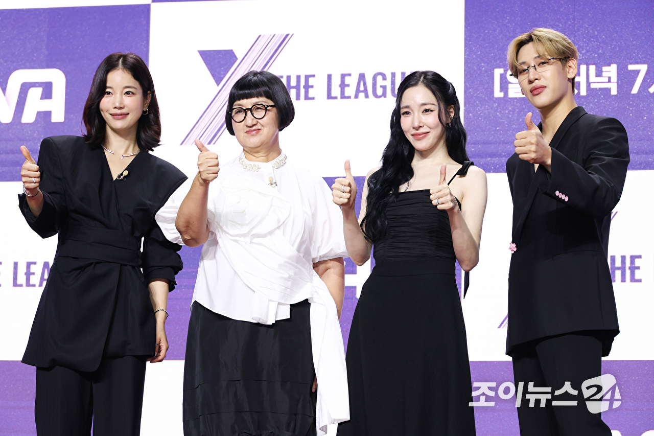 배우 기은세, 기업인 노희영, 그룹 소녀시대 티파니, 갓세븐 뱀뱀이 30일 오전 서울 마포구 상암동 큐브컨벤션센터에서 진행된 ENA 신규 예능프로그램 '엑스 더 리그(X THE LEAGUE)' 제작발표회에 참석해 포즈를 취하고 있다. [사진=문수지 기자]