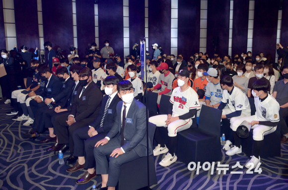 15일 오후 서울 소공동 웨스틴조선호텔 그랜드볼룸에서 열릴 '2023 KBO 신인 드래프트'를 앞두고 선수들이 자리에 착석하고 있다. [사진=정소희 기자]