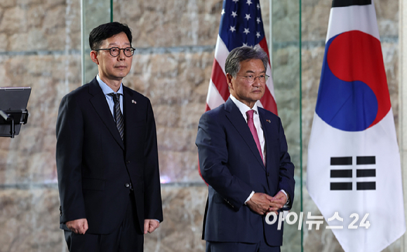조셉 윤 주한 미국대사대리와 박윤주 외교부 1차관이 2일 오후 서울 용산구 그랜드 하얏트 호텔 그랜드 볼룸에서 열린 미국 독립기념일 행사에서 건배를 하고 있다. [사진=사진공동취재단]