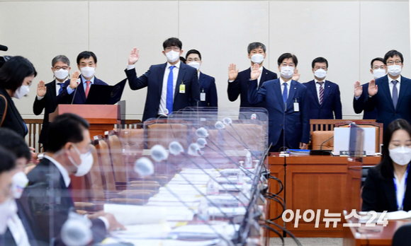 이주열 한국은행 총재가 15일 서울 여의도 국회에서 열린 기획재정위원회의 한국은행에 대한 국정감사에서 증인선서를 하고 있다.