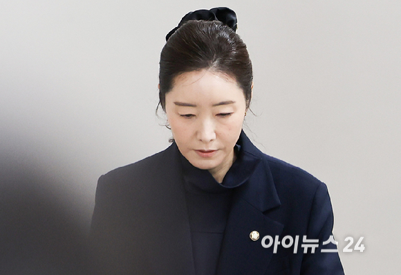공천 헌금 1억원을 수수한 혐의로 기소된 무소속 강선우 의원이 14일 서울 서초구 서울중앙지방법원에서 열린 1심 선고 공판에 출석하고 있다. [사진=곽영래 기자]