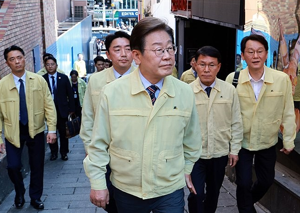 이재명 대통령이 지난 6월 12일 서울 용산구 이태원 참사 현장 '10·29 기억과 안전의 길'을 둘러보고 있다. 2025.6.12 [사진=연합뉴스]